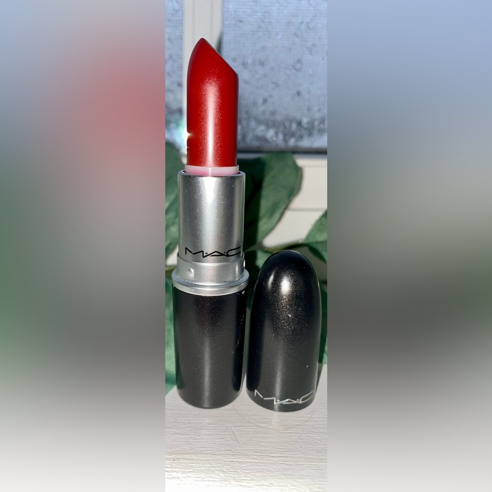 MAC LIPSTICK shade AVANT GARNET